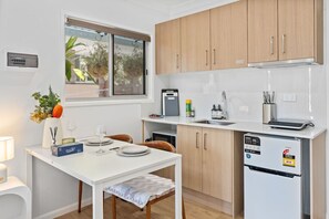 Microondas, placa de cocina, tostadora, utensilios de cocina