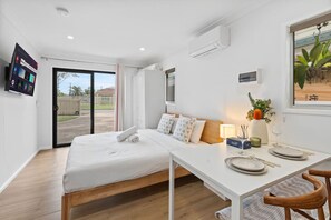 WiFi, bed sheets - Studio walk to Westfield | Best for Solo Travelers (MacGregor)