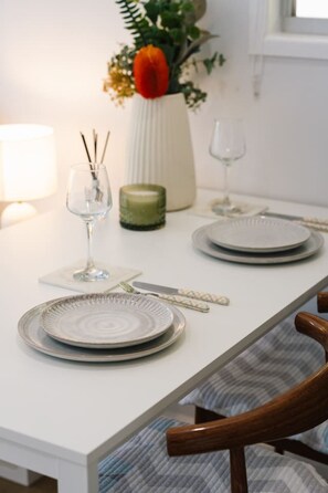 Dining - Studio walk to Westfield | Best for Solo Travelers (MacGregor)