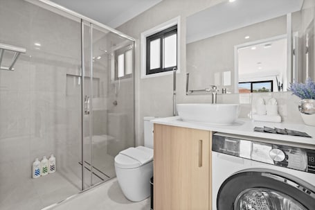 Secadora de cabello . Studio walk to Westfield | Best for Solo Travelers