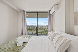 Desk, iron/ironing board, WiFi, bed sheets - Luxury High-Rise 2BR Apartment in Brisbane CBD (Brisbane City)