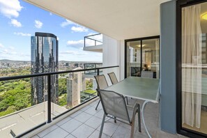 Outdoor dining - Luxury High-Rise 2BR Apartment in Brisbane CBD (Brisbane City)