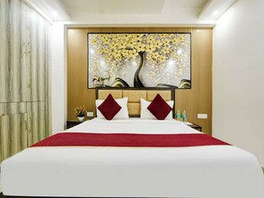 Una habitación de hotel moderna con una cama grande, un panel decorativo en la pared y un armario.