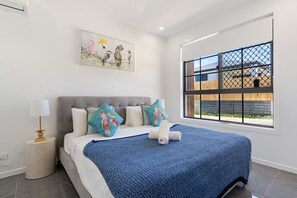 Desk, iron/ironing board, WiFi, bed sheets - Elegant Roomy 4BR Retreat Close to Town Centre (Greenbank)