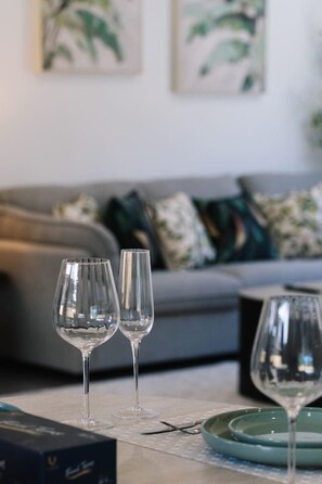 TV - Elegant Roomy 4BR Retreat Close to Town Centre (Greenbank)