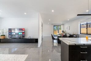 Lobby - Elegant Roomy 4BR Retreat Close to Town Centre (Greenbank)