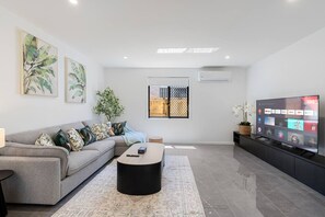 TV - Elegant Roomy 4BR Retreat Close to Town Centre (Greenbank)