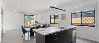 Elegant Roomy 4BR Retreat Close to Town Centre