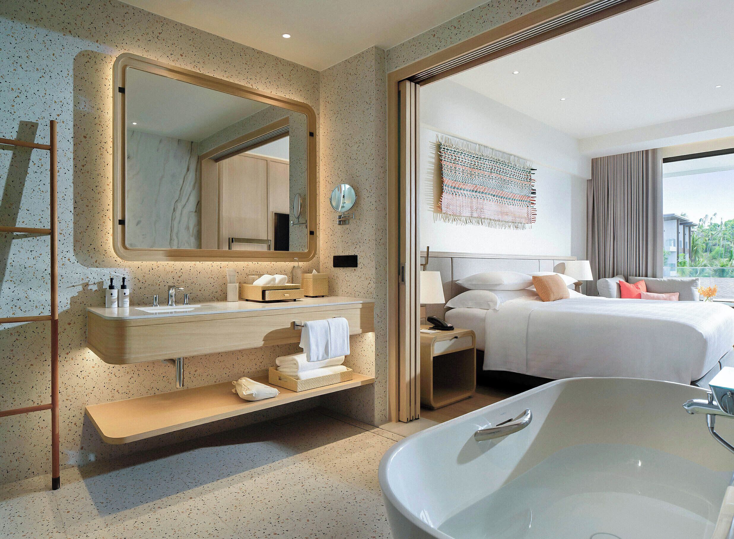 Deluxe King | Badezimmer | Badewanne und Dusche (separat), Haartrockner, Bademäntel, Hausschuhe