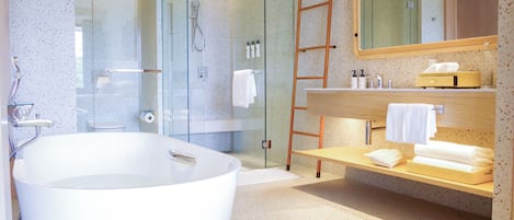 Badewanne und Dusche (separat), Haartrockner, Bademäntel, Hausschuhe
