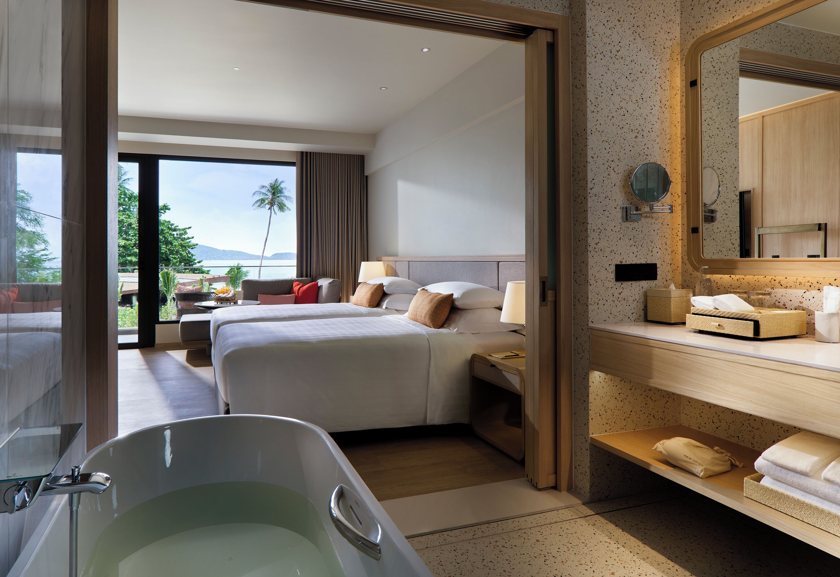 Deluxe Beachfront Twin | Bar mini, peti besi dalam bilik, meja, Wi-fi percuma 