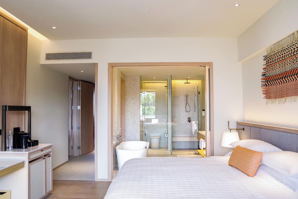 Deluxe King | Minibar, in-room safe, desk, free WiFi