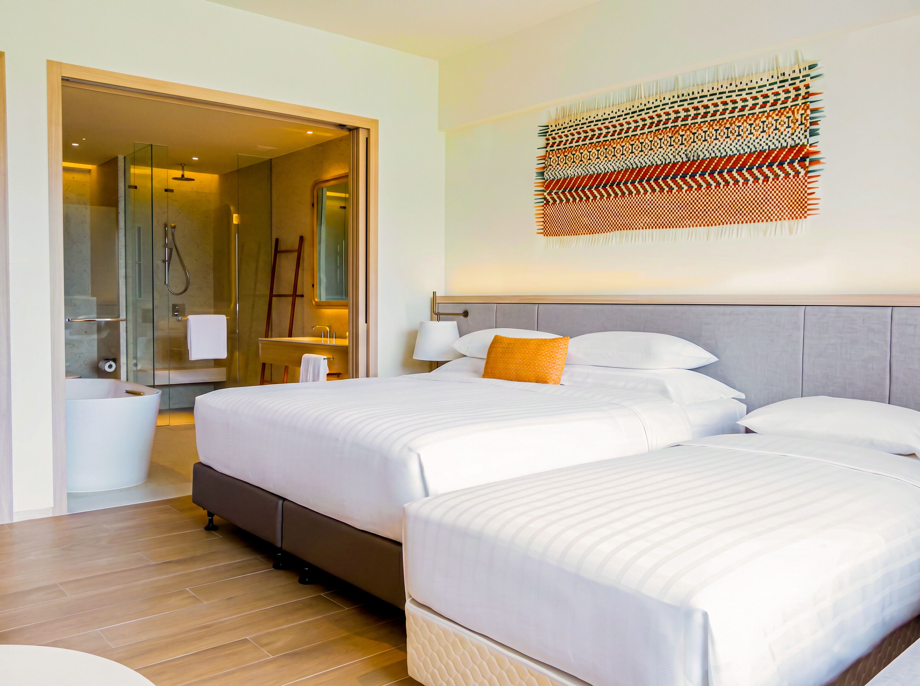 Una habitación de hotel con cama, baño y ducha.