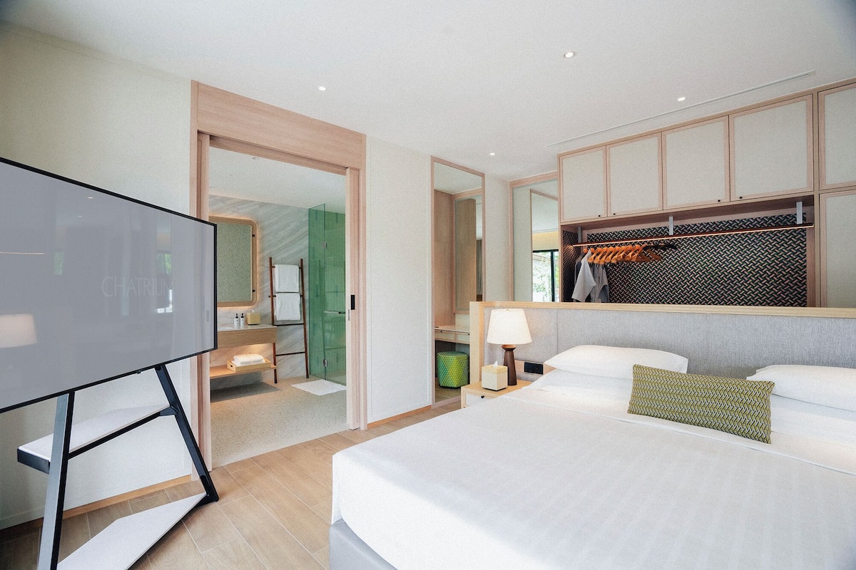 Minibar, in-room safe, desk, free WiFi