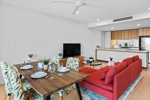 TV - Heart of Brisbane | River-View Balcony | Pool&BBQ (West End)