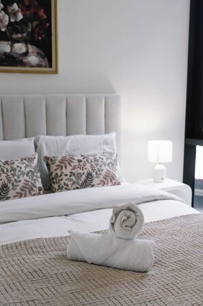 Iron/ironing board, WiFi, bed sheets - Heart of Brisbane | River-View Balcony | Pool&BBQ (West End)