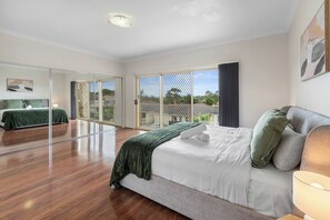 Desk, iron/ironing board, WiFi, bed sheets - Spacious 4BR Family Home in Inala | Quiet Street (Inala)