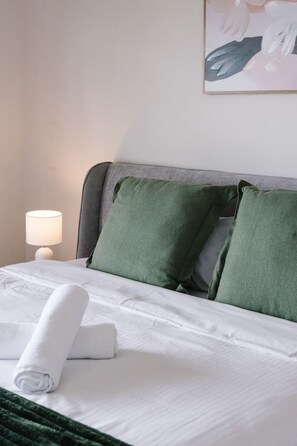 Escritorio, tabla de planchar con plancha, wifi y ropa de cama