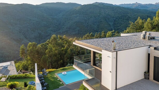 A modern house with a rooftop pool, surrounded by lush greenery and mountains. - Gerês Paradise (Vieira do Minho)