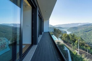 A balcony with a view of a river and mountains. - Gerês Paradise (Vieira do Minho)