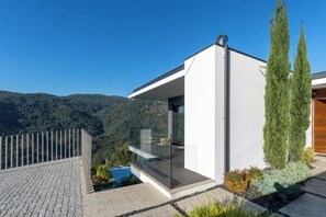 A modern house with a balcony overlooking a mountainous landscape. - Gerês Paradise (Vieira do Minho)
