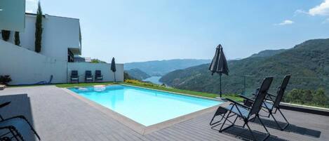 Ein Schwimmbecken mit Blick auf eine Berglandschaft.