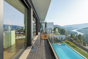 A balcony with a pool, overlooking a valley and mountains. - Gerês Paradise (Vieira do Minho)