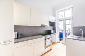 Fridge, microwave, oven, stovetop - Blueground | Neubau, balcony, nr MuseumsQuartier (Vienna)