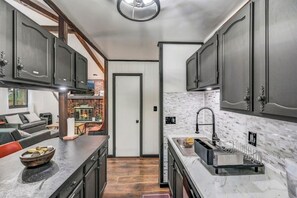 Fridge, microwave, oven, stovetop - Four Season Nature Escape Near Lakes & Skiing (Lake Ariel)