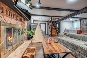 Smart TV, fireplace, ping pong - Four Season Nature Escape Near Lakes & Skiing (Lake Ariel)