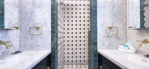 Shower, hair dryer, bidet, towels - Glamorous Art Deco Retreat (Potts Point)