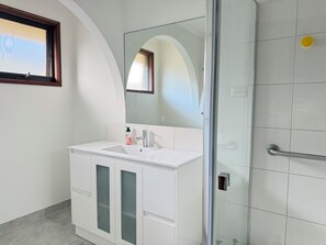 Een douche, een haardroger, handdoeken, zeep