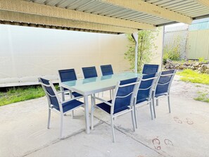 Outdoor dining - 5 BR House - Private Home on Shared Block (Frankston)