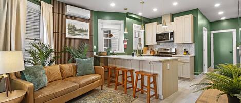 Køleskab, mikrobølgeovn, ovn, kogeplade