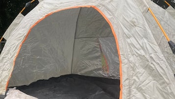 Tienda de campaña, vista a la colina | Wifi