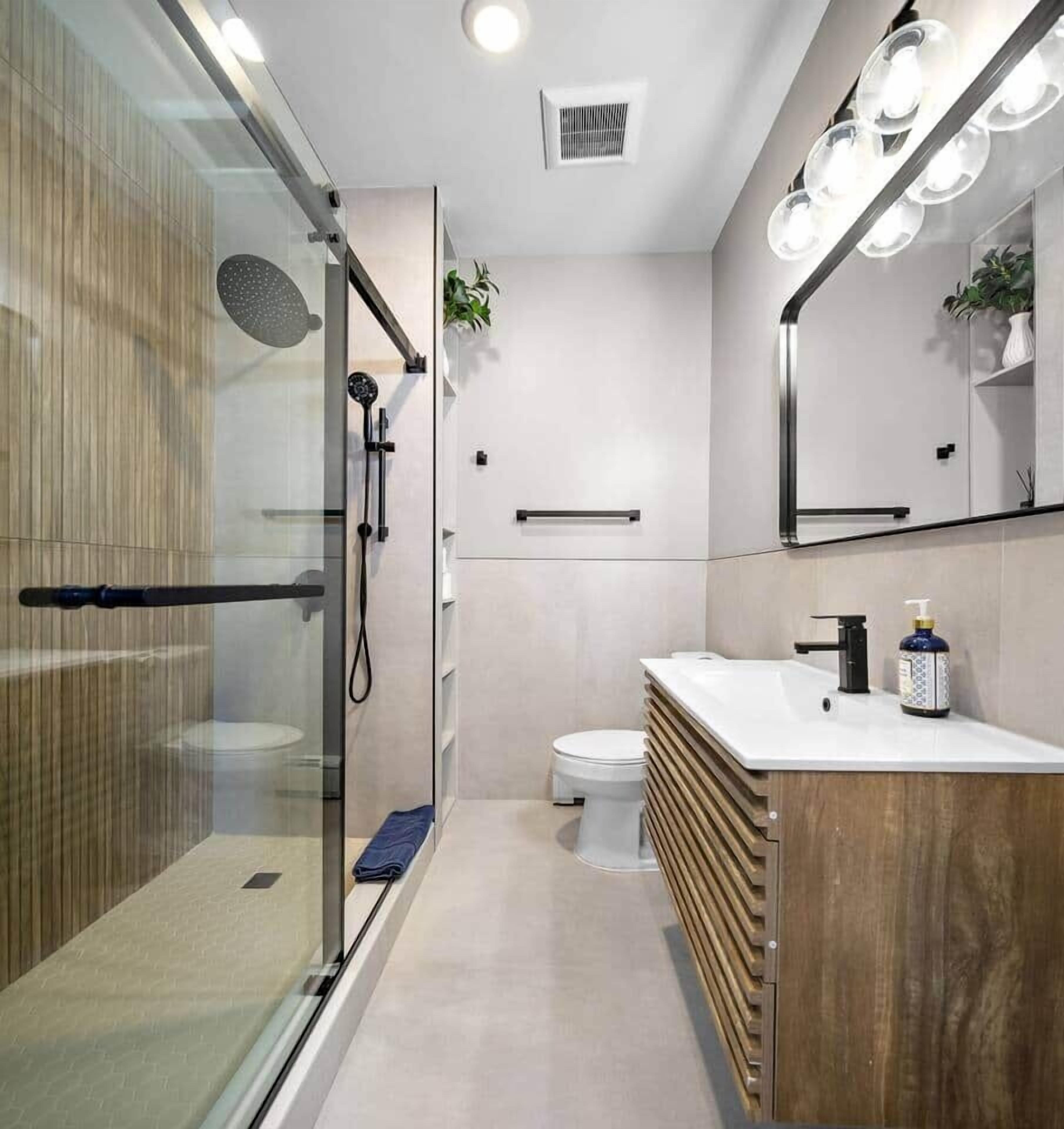 Een douche, een bubbelbad, een haardroger, handdoeken