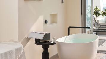 Doppia Luxury, vista mare | Vasca da bagno a immersione totale