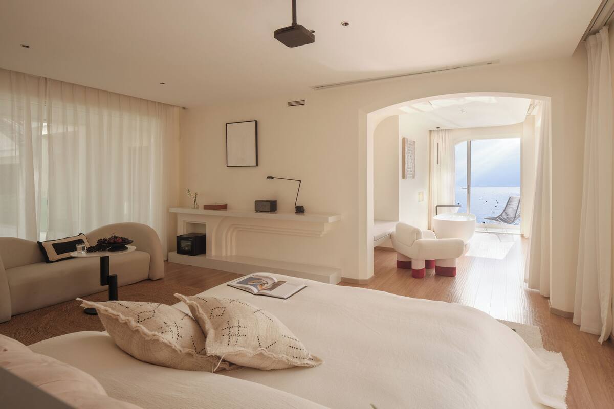 Cubrecamas, minibar, escritorio y cortinas blackout 