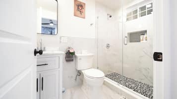 Dutxa, assecador de cabells, tovalloles i sabó