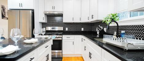 Kühlschrank, Mikrowelle, Herdplatte, Wasserkocher mit Kaffee-/Teezubehör