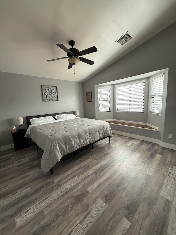 4 habitaciones, tabla de planchar con plancha y cuna de viaje 