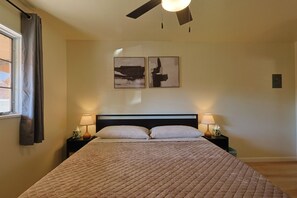 Tabla de planchar con plancha, internet y ropa de cama 