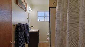 Haartrockner, HandtĂŒcher, Seife, Toilettenpapier