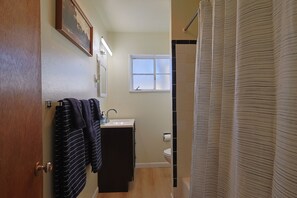 Haartrockner, Handtücher, Seife, Toilettenpapier