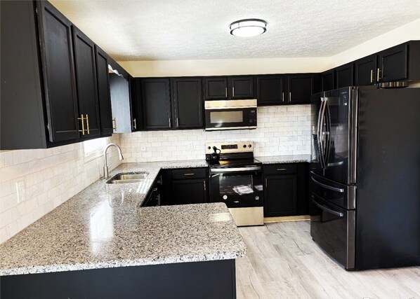 Jääkaappi, mikroaaltouuni, uuni, liesi