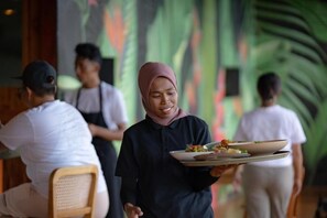 Frokostbuffé hver dag (IDR 65000 per person)