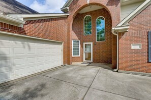Exterior - Devonshire in Spring 3BR, 2.5BA home in quiet, peaceful neighborhood (Spring)