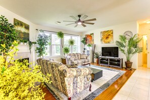 Living area - Devonshire in Spring 3BR, 2.5BA home in quiet, peaceful neighborhood (Spring)