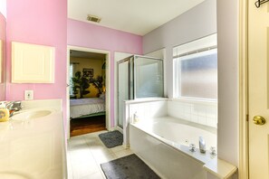 Hair dryer, towels, soap, toilet paper - Devonshire in Spring 3BR, 2.5BA home in quiet, peaceful neighborhood (Spring)