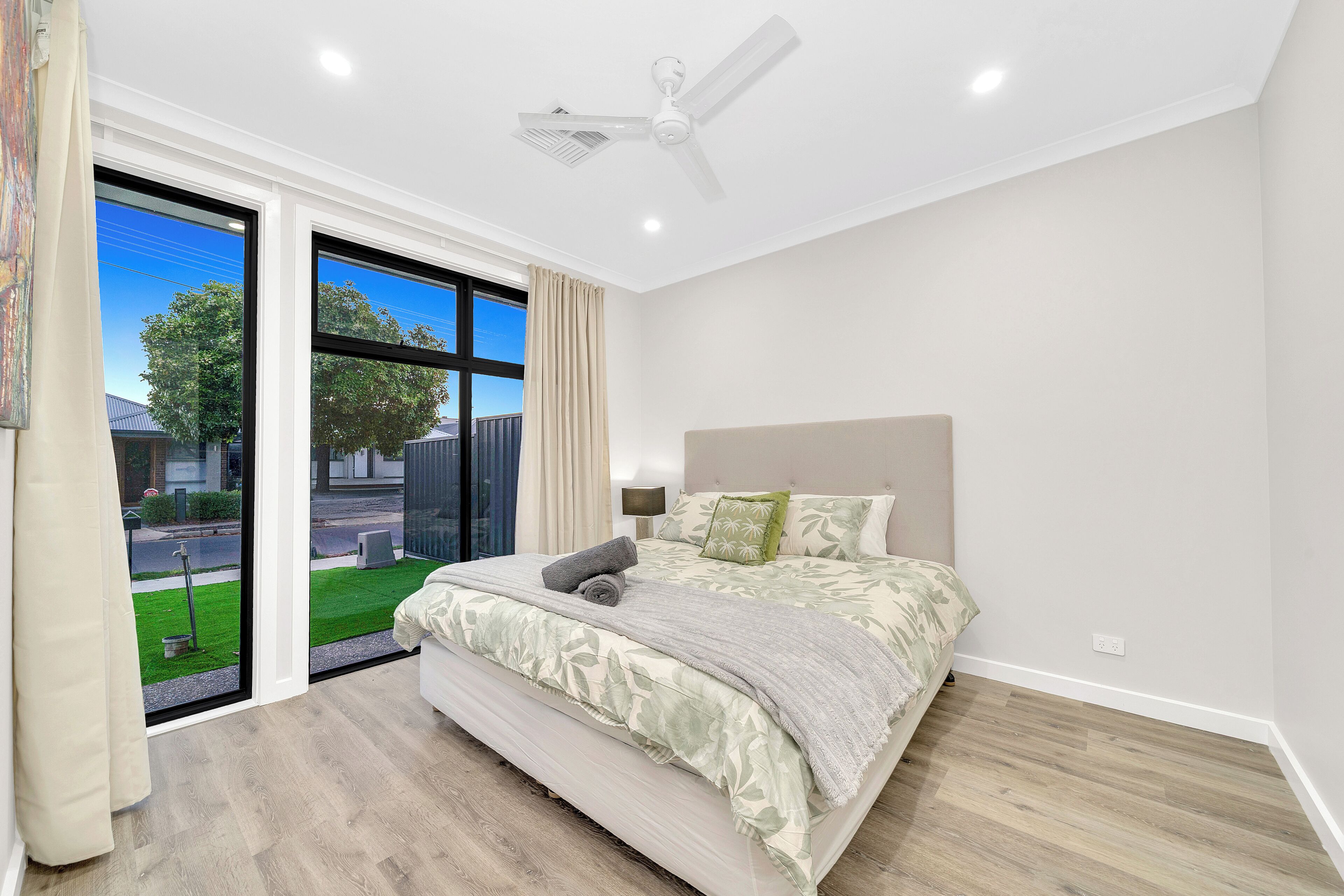 Tabla de planchar con plancha, wifi, ropa de cama